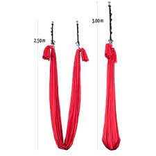 Beim aerial yoga bildet ein breites tuch eine schlaufe, die von der decke hängt und zum training genutzt werden kann. Aerial Yoga Schwerelosigkeit Im Yoga Im Tuch Erleben