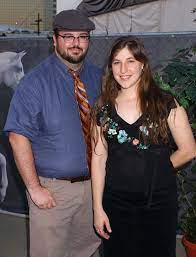 Whether you know her from playing the titular character in the '90s show blossom, or you came across her as sheldon's wife amy farrah fowler in the hit comedy show the big bang theory, bialik is an actress who is hard to forget. Mayim Bialik Explains Why She Spent Thanksgiving With Her Ex And His Girlfriend