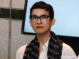 Oscar lawalata yang kini berusia 43 tahun ternyata tengah menjalin hubungan khusus dengan seorang pria bule. Ibunda Oscar Lawalata Jadi Perempuan Karena Gen Bukan Salah Gaul