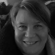 Ariel Richards (@transitodeariel) y Juliana Boersner (@julianab64) serán  las presentadoras de «Ceniza, fuego, astro» este sábado y hoy les contamos  sobre ellas: . Ariel Florencia Richards (Santiago, 1981) Estudió Diseño y  Estética