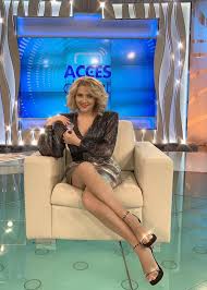 Mirela vaida a fost atacată vineri, în direct, chiar în timpul emisiunii acces direct de la antena 1, de o femeie dezbrăcată care a apărut în platou. Acces Direct Mirela Vaida Goala Complet Ne A Surprins Facebook