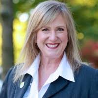 Elizabeth Hackl's Instagram, Twitter & Facebook