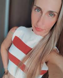 Nunca ignore as pessoas q te amam, e se importam com vc ... Pq um dia vc  percebe q perdeu a lua enquanto contava as estrelas 💫 🤍