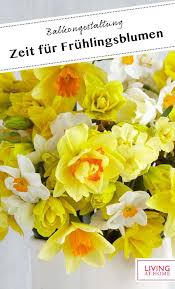 Fruhlingsblumen Im Garten In Blumentopfen Und In Der Vase In 2020 Mit Bildern Fruhling Blumen Fruhlingsblumen Fruhlingsgarten