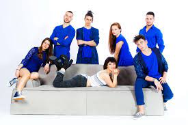 Michele si appassiona fin da piccolo alla musica, inizia a studiare chitarra e pianoforte e canta nel coro della sua. Amici 16 Il Serale Foto Le Notizie Del Blogger