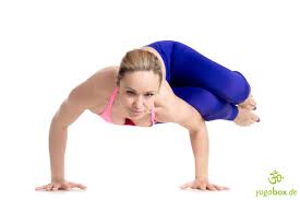 This is a very step by step tutorial for how to get into crow pose. Parsva Bakasana Seitliche Krahenhaltung Yogabox Blog