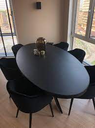 zwarte ovale tafel met visgraat motief huis interieur eetkamer interieur ovale eettafels