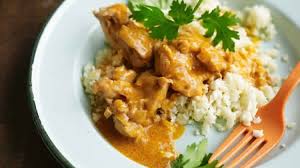 Poulet Au Beurre Avec Riz De Chou Fleur Au Thermomix Recette En 2020 Recette Poulet Au Beurre Creme Noix De Coco Poulet Au Beurre
