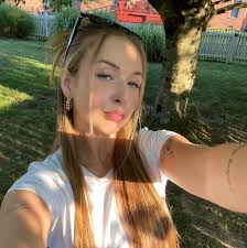 Who offers red light therapy in Evansville, IN?