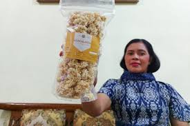 Anda yang sedang mencari resep minuman kekinian untuk jualan, mungkin bisa memulainya dengan dalgona coffee. Mengintip Gurihnya Bisnis Camilan Rengginang Di Tengah Pandemi Halaman All Kompas Com