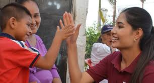 Diputada federal por #tepic, nayarit e ing. Diputada Geraldine Ponce Donara Su Aguinaldo A Colonias Pobres En Nayarit