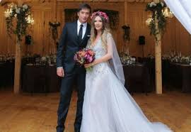 Vezi ce ținută ii alege iulia albu. Iulia Albu O Face Praf Pe Mireasa Adela Popescu Ce Replica Are Vedeta