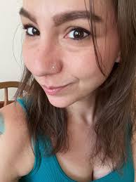 I read somewhere that burgundy mascara helps brown eyes POP. Not sure if  it's working but it's fun to try new things with makeup ☺️