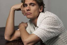 Elliot Minor back to Belfast for some more rock and riffs