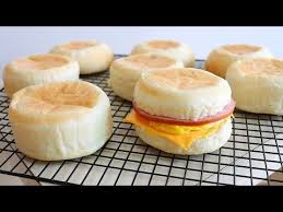 Anglijskij Recept Maffinov Chtoby Ispolzovat Poka Vy Ne Stanete Babushkoj Eggless No Butter Youtube In 2020 English Muffin Recipes Muffin Recipes English Muffin
