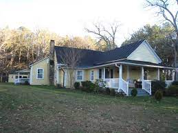 1820 Farmhouse Creek Homeplace And Store In Warrenton North Carolina Old Houses Farmhouse Timber House