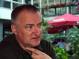 Szymon hołownia słynie z misji na rzecz potrzebujących, założył dwie fundacje zajmujące się ratowaniem takich osób. Bogdan Holownia Wikipedia