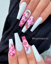 White nails with feature ring finger. Zbowthztxj6y3m