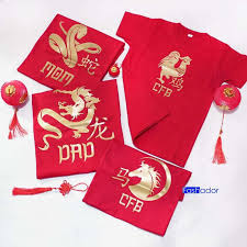 He has black hair in a deathhawk style, flowing wildly on the right side of his face. Jual Gratis Nama Kaos Couple Keluarga Ayah Ibu Anak Imlek Sincia Cap Gomeh Kerbau Tahun Baru Cina 2021 Baby Bayi 1 2 3 4 5 6 7 8 9 Tahun Terbaru Juli 2021 Blibli