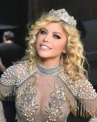 La vârsta de 49 de ani, loredana nu se sfiește să își arate trupul fără cusur. Asa Arata Loredana Groza FÄrÄ Machiaj Inainte Sa Se Opereze DiferenÈa E UriaÈÄ NimÄnui Nu I A Venit SÄ CreadÄ
