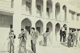العراق مجموعة من طلاب كلية الهندسة في جامعة الحكمة في بغداد في 1963 تويتر