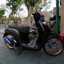 Lampu depan dan belakang menggunakan model baru yang makin menguatkan simbol khas honda scoopy. Modifikasi Scoopy Simple Demico Co