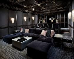 Les Murs Et Le Plafond Sont Des Couleurs Sombres Les Chaises Sont En Peluche Home Cinema Room Home Theater Decor Home Theater Room Design