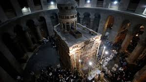 Momentul în care se aprinde lumina sfântă la ierusalim mai departe, sfânta lumină va fi adusă în românia de la ierusalim sâmbătă de părintele arhimandrit teofil anăsătosoaie, superiorul aşezămintelor patriarhiei române la locurile sfinte. Lumina SfantÄƒ S A Aprins La Ierusalim Cum Are Loc Ritualul Patriarhului Stiri Md Stiri Md