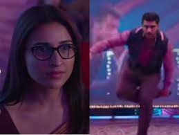 Sandeep aur pinky faraar review: Watch Arjun Kapoor Amuses Parineeti Chopra With His Quirky Dance Moves In Faraar From Sandeep Aur Pinky Faraar