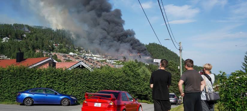 El fuego devora más de cien hogares en la peor emergencia residencial de Noruega