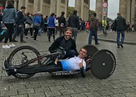 3 mientras conducía una camioneta dodge ram, pierde el control y comienza a chocar al menos ocho autos que se encontraban estacionados en el lugar. El Chano Y Jose Tomas Completan Con Exito La Maraton De Berlin Marca Com