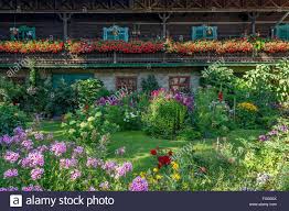 Altes Bauernhaus Balkon Mit Geranien Pelargonium Spec Vor Einem Blumengarten Bauerngarten Piesenkam Isarwinkel Stock Bauerngarten Blumengarten Geranien