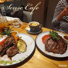 感覺清新的cafe 今次就來到一家位於佐敦的樓上cafe 餐廳人流未算太多 周日的晚上 只有幾枱食客 除了cafe外 還不時有live音樂表演