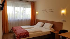 Das vierbettzimmer ist funktional und dennoch komfortabel eingerichtet. 4 Bett Zimmer Dream Inn Regensburg Budget Stadthotel