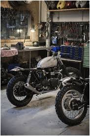 Hinckley Triumph Swingarm Custom Work In Progress Taller De Motos Motos Personalizadas Motos Vintage