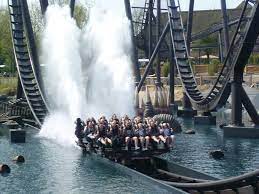 Nachdem 1880 ein wagen zum transport einer orgel gebaut wurde, begann man den konsequenten aufbau und die weiterentwicklung des wagenbaus für schausteller und zirkusunternehmer. Krake Heide Park Resort Wikipedia