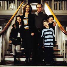 Pe langa aceasta, kevin mai trebuie sa faca fata si fratelui sau mai mare, buzz, si surorii megan. Home Alone 4 Singur AcasÄƒ 4 2002 Film Serial Cinemagia Ro