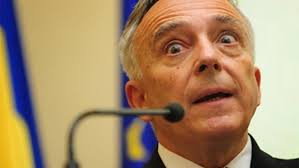 Banca naţională a româniei a luat măsuri decisive menite să atenueze contracţia indusă de şocul crizei. IsÄƒrescu Despre Ircc E Ca Atunci Cand Stai Cu O JumÄƒtate De Sezut Pe Un Cub
