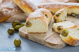 Lui usa le olive verdi, ma volete mettere con le olive nere siciliane condite???? Pane Alle Olive Fragrante Saporito E Facile Da Fare Forno E Fornelli