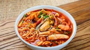 Makanan yang akan disiapkan tentunya mengandung makna, doa, dan harapan untuk tahun yang akan datang. Resep Jjampong Mie Seafood Pedas Khas Korea
