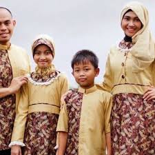 Ada banyak contoh baju muslim couple yang dapat gunakan seperti baju muslim batik couple, model baju muslim gamis berpasangan, dan baju muslim pasangan kebaya. 5 Pilihan Baju Couple Keluarga Muslim Terbaru