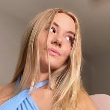 Lindsey Burt's Instagram, Twitter & Facebook