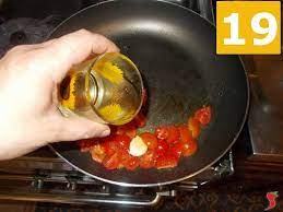 Il cefalo nelle ricette permette di ottenere piatti raffinati e mai banali lavate i filetti di cefalo con acqua corrente, asciugateli con carta da cucina e tagliateli in piccoli pezzetti utilizzando un coltello. Cefalo In Padella Pesci Di Mare Cefalo In Padella Ricetta