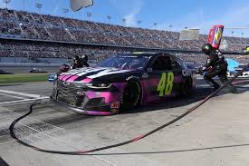 A pit crew comprises of just 5 people: Power Rankings Nascar Cup Series Pit Crews Nascar