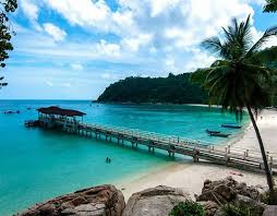 Pulau perhentian terkenal kerana kecantikan alam semulajadinya seperti pantai berpasir yang putih bersih , air laur yang jernih , laut disekitarnya yang kaya dengan coral menarik , berbagai jenis ikan dan hidupan di laut. 14 Tempat Menarik Di Pulau Perhentian Panduan Bercuti Ke Syurga Laut Biru