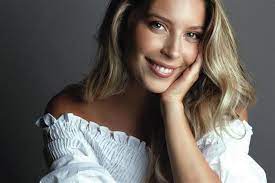 Sara carreira, nome artístico de sara marina araújo antunes (dourdan, 21 de outubro de 1999 — póvoa da isenta, 5 de dezembro de 2020), foi uma cantora portuguesa. Sara Carreira 1999 2020 Morte Tragica De Jovem Cantora