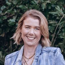 Let's talk about AI message spam because I'm REALLY over it. I receive a  lot of messages (email and LinkedIn) from people wanting to learn about  data storytelling. I'm more than happy