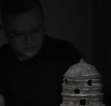 秋麦：“每张照片都是一幅地图，无论多么抽象或微小，都来自其周围世界的广阔空间。”