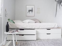 Paikoilleen Mittaa Laatikostojen Taakse Jaavan Aukon Koko Ja Mitoita Runkopuut Taman Mukaan Katso Kuva In 2020 Tiny Bedroom Country Bedroom Decor Small Room Bedroom