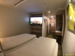 Lounge (wintergarten) mit liege und kleinem tisch, wandschreibtisch mit stuhl, couchtisch, safe, klimaanlage, föhn, bademäntel, telefon, fernseher, wlan (je nach kreuzfahrttarif. Aidanova Kabine 16080 Innen Aida Und Mein Schiff Reiseberichte